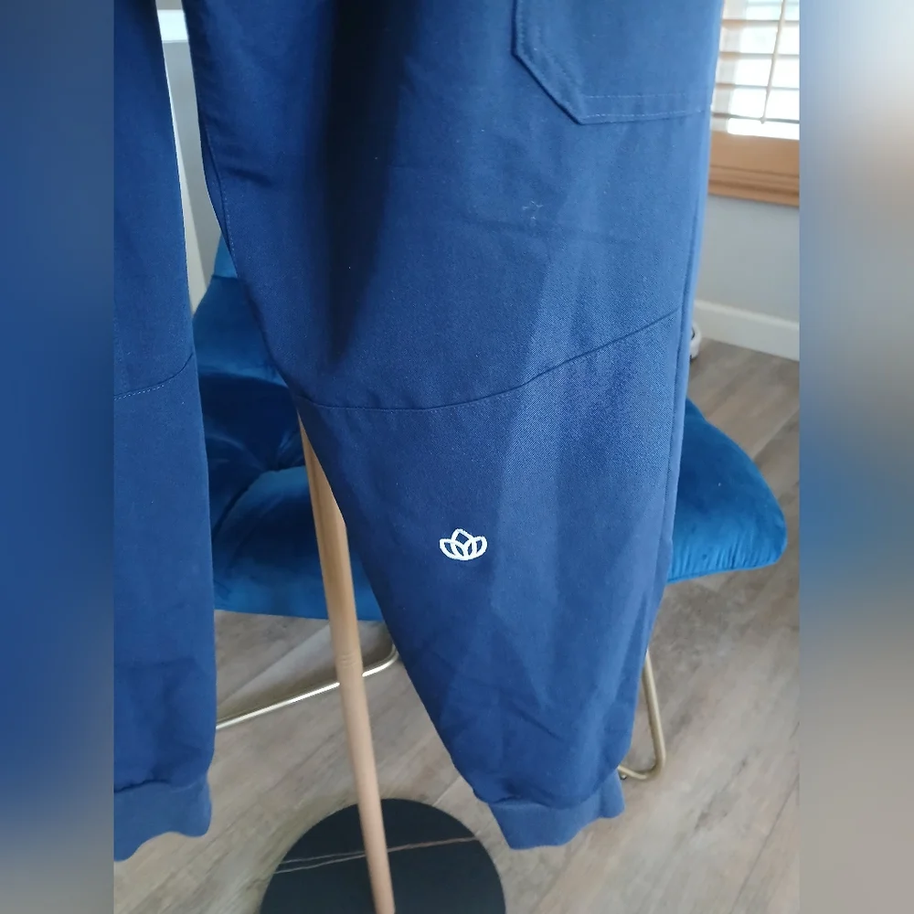 Figs Men's Cargo Jogger Pants in Navy. Size M